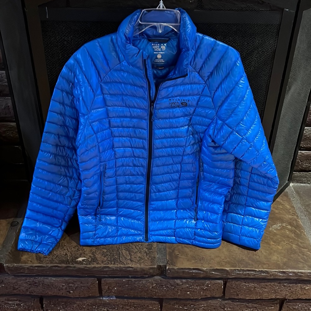 Mens Mountain air puffer jacket. Size medium and the color is a light blue.